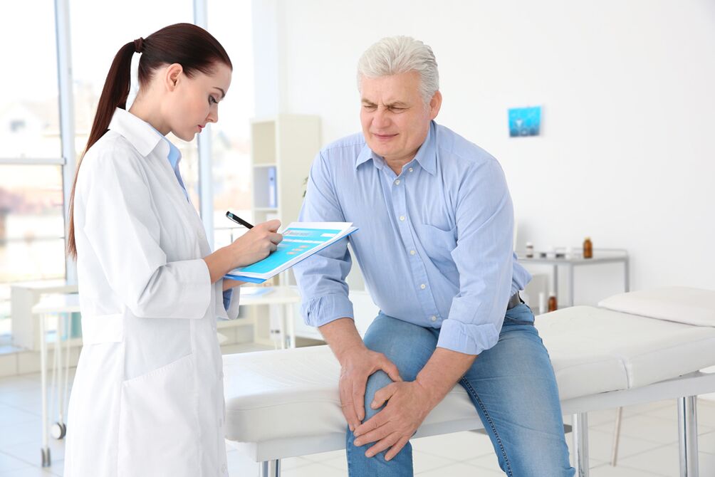 A doctor prescribes a course of treatment for a patient with knee arthritis